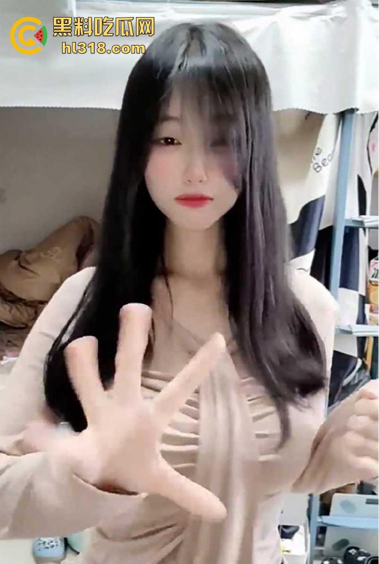 抖音巨乳网红【小宅源】定制福利视频流出，清纯甜妹下小穴却漆黑无比，看着清纯，实则骚逼一枚！-2