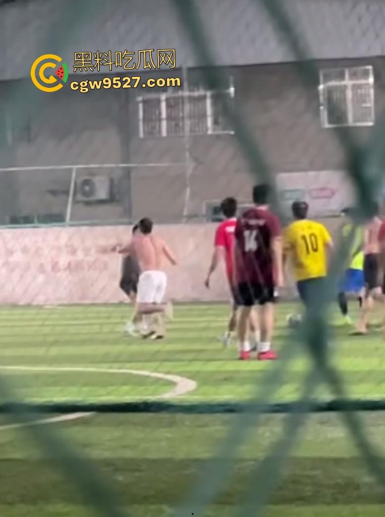 广西散打冠军灰衣男足球场血虐黄衣莽夫！两三成功力一拳爆鼻血，黄衣挑衅秒跪！-3