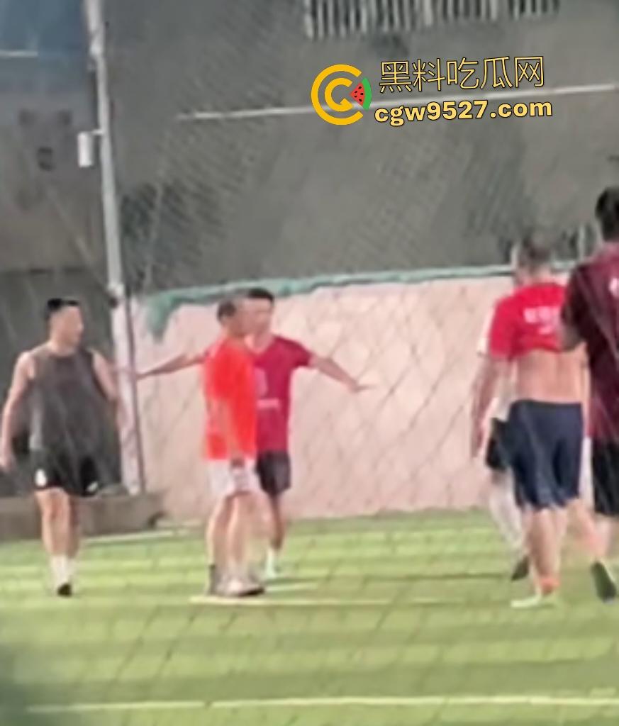 广西散打冠军灰衣男足球场血虐黄衣莽夫！两三成功力一拳爆鼻血，黄衣挑衅秒跪！-6